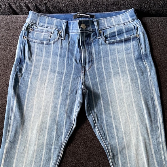 Express Mid-Rise Ankle Jean - Picture 2 of 6